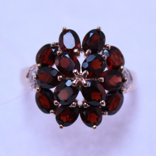 Кольцо из красного золота с гранатами и бриллиантами